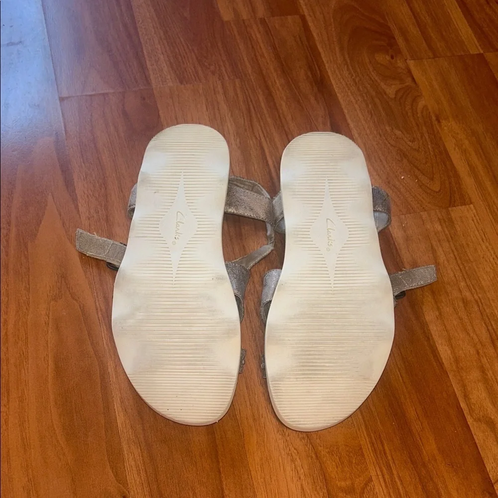 Clarks Women's Metallic Cross-Strap Sandals - Picture 8 of 9